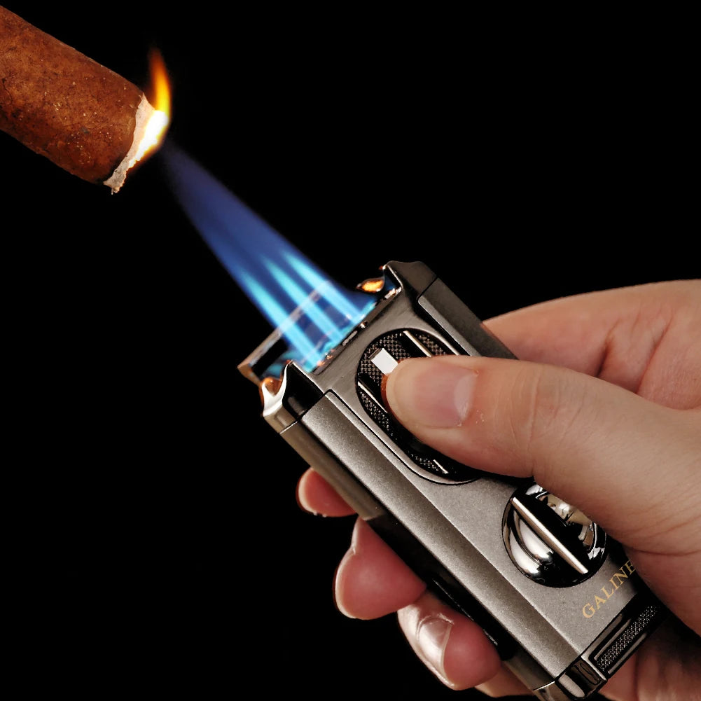 Briquet coupe-cigare en V en fonctionnement, allumant un cigare avec une flamme puissante et efficace.
