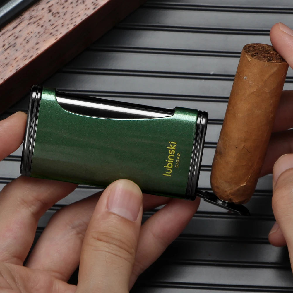Gros plan sur le poinçon intégré du briquet à gaz en alliance de zinc, pratique pour les amateurs de cigares.