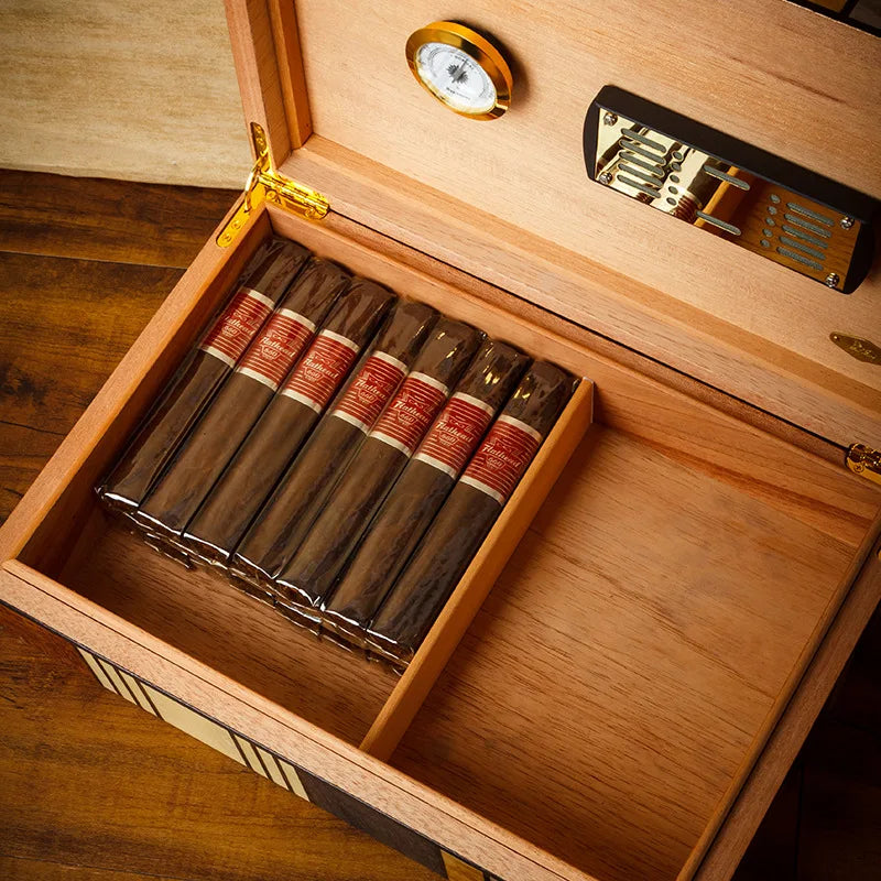 Cave à cigares ouverte avec des cigares, montrant la capacité de stockage et la protection optimale.