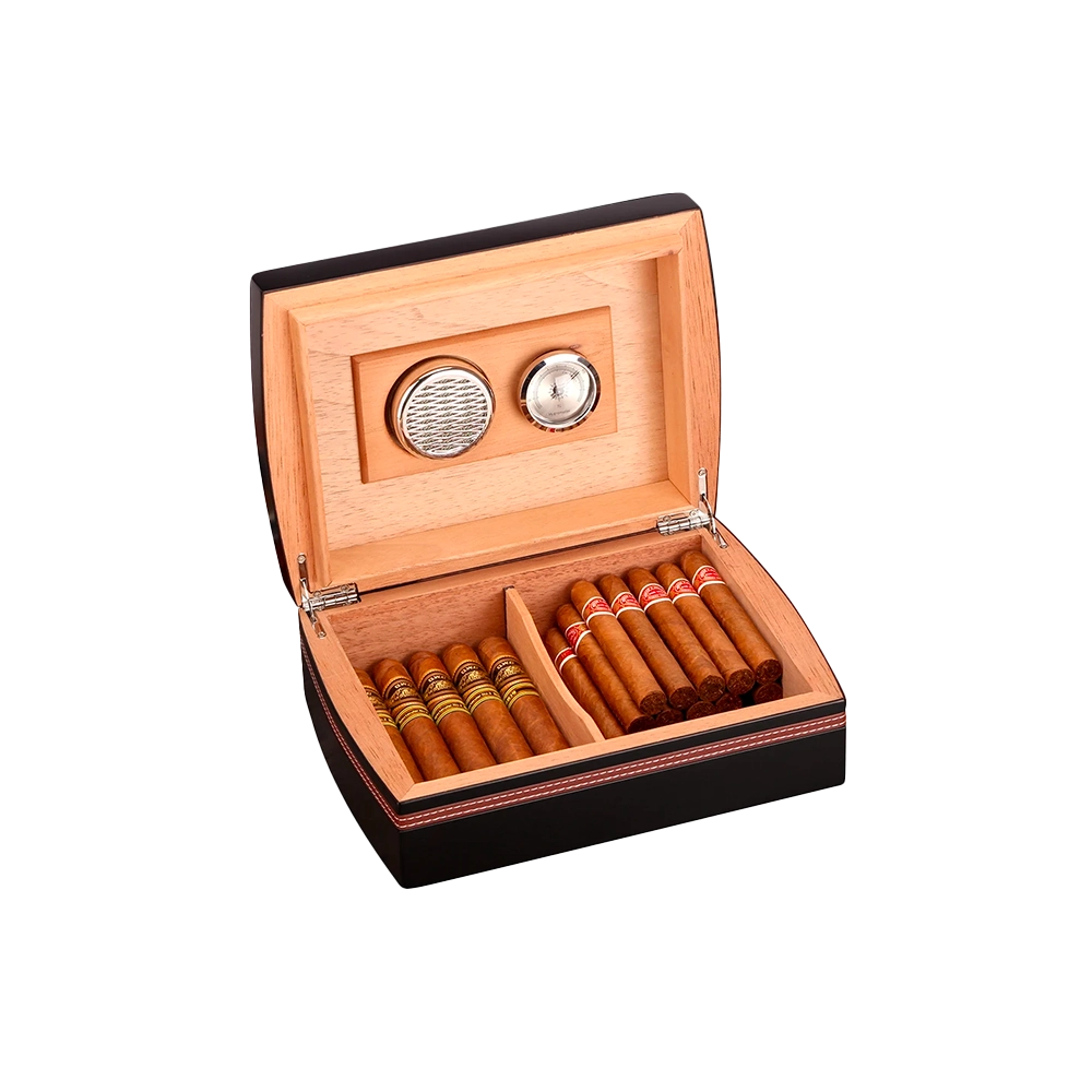 Cave à cigares portable ouverte, avec des cigares à l'intérieur, montrant son espace de stockage optimal.