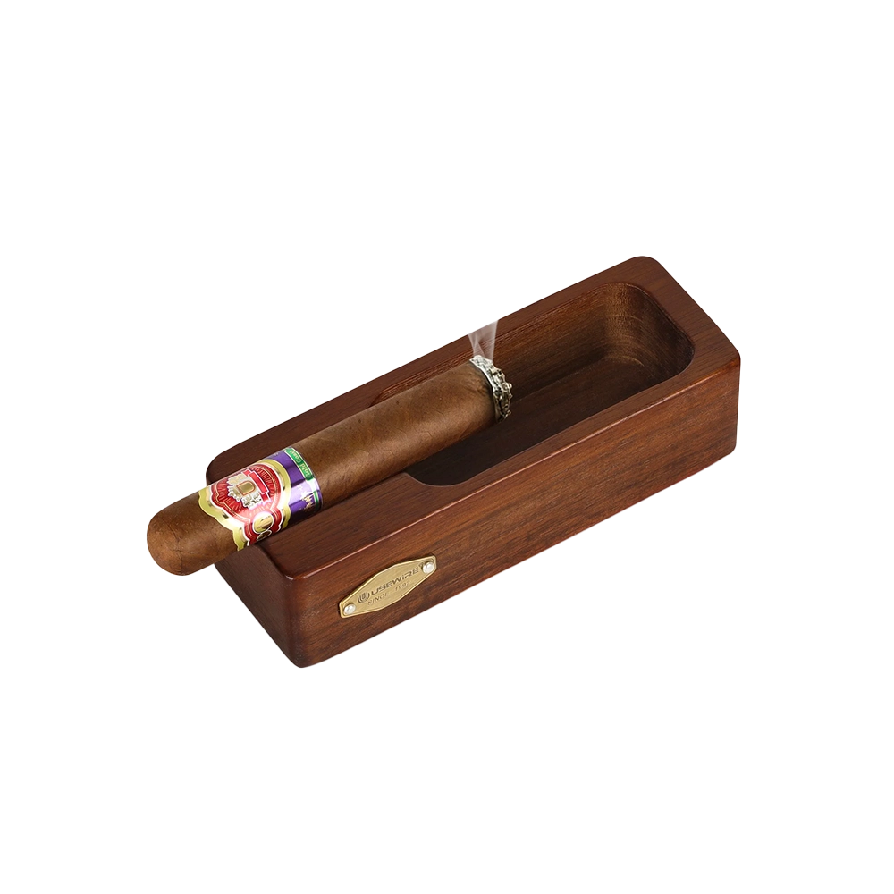 Cendrier à cigares en bois au design élégant, offrant une durabilité et une fonctionnalité exceptionnelles.