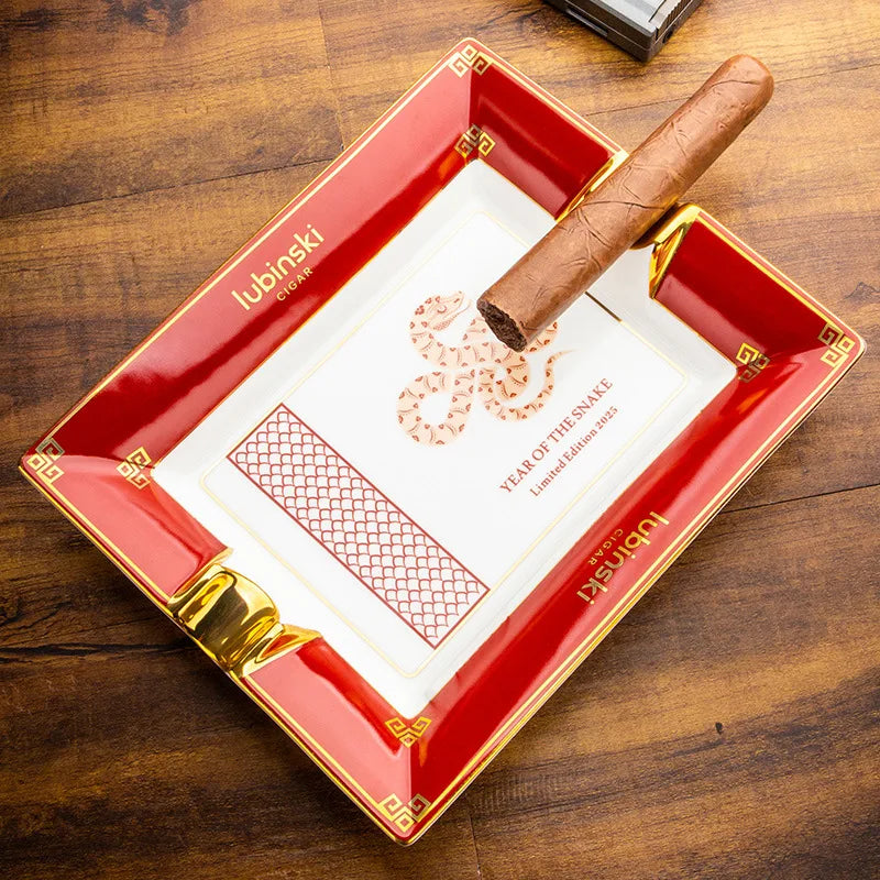 Cendrier en céramique édition limitée "Année du Serpent" avec cigare posé.
