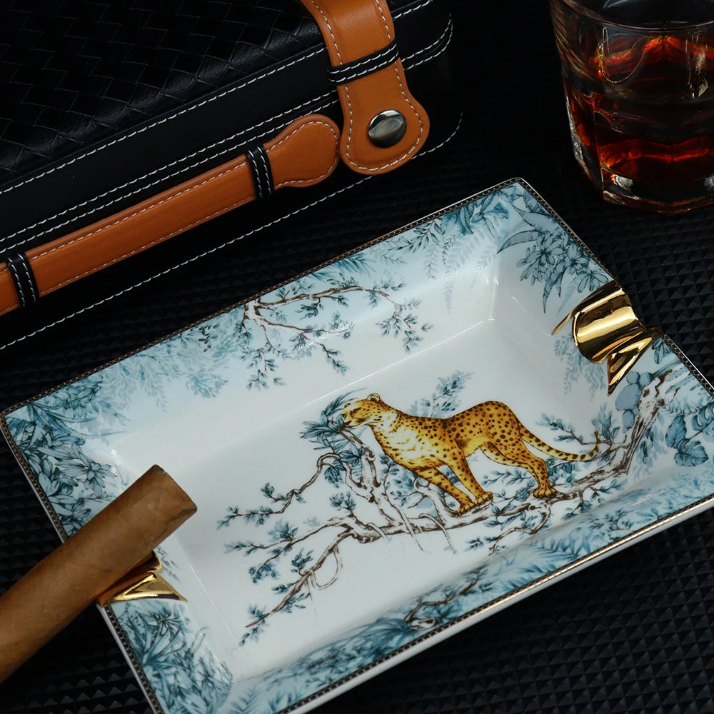 Cendrier en céramique luxe avec cigare, offrant une expérience de dégustation raffinée.