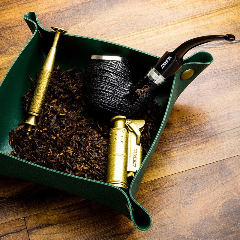 Cendrier de poche en cuir plié, avec des cendres et du tabac à l'intérieur.