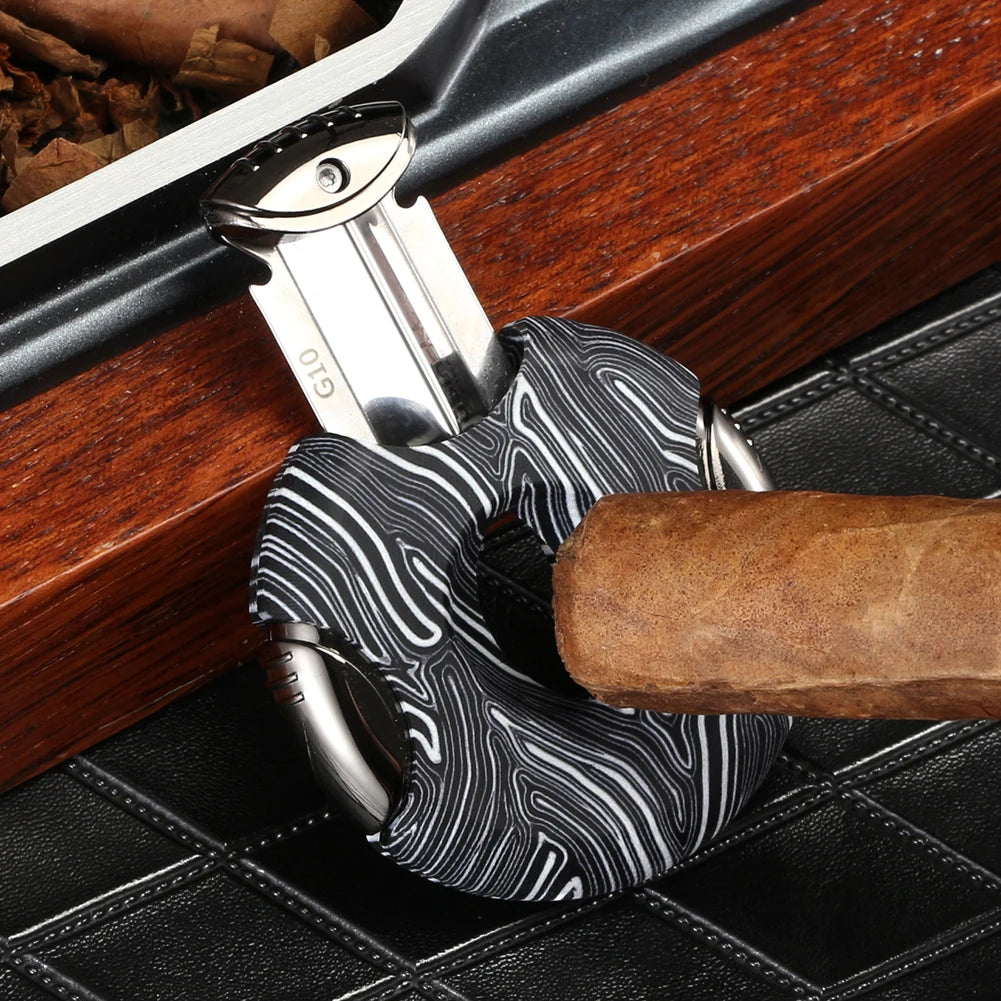 Coupe-cigare en V avec un cigare, illustrant une coupe parfaite.