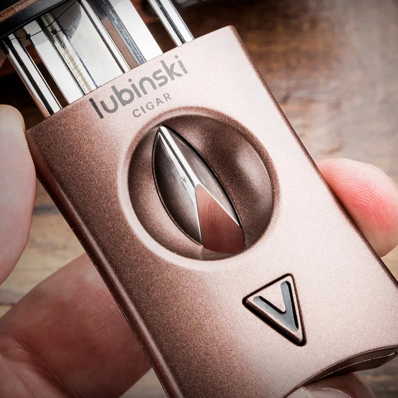 Coupe-cigare en acier inoxydable, garantissant une coupe nette et précise pour une expérience optimale de fumer.