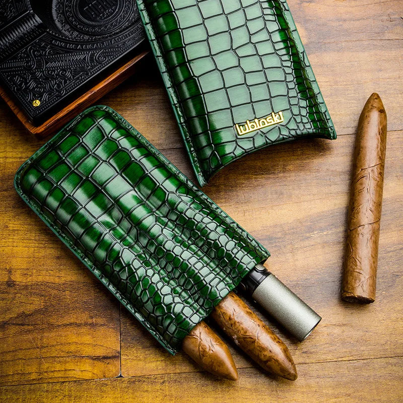 Étui 3 cigares en cuir de vache avec cigare à l'intérieur, protection et style assurés.