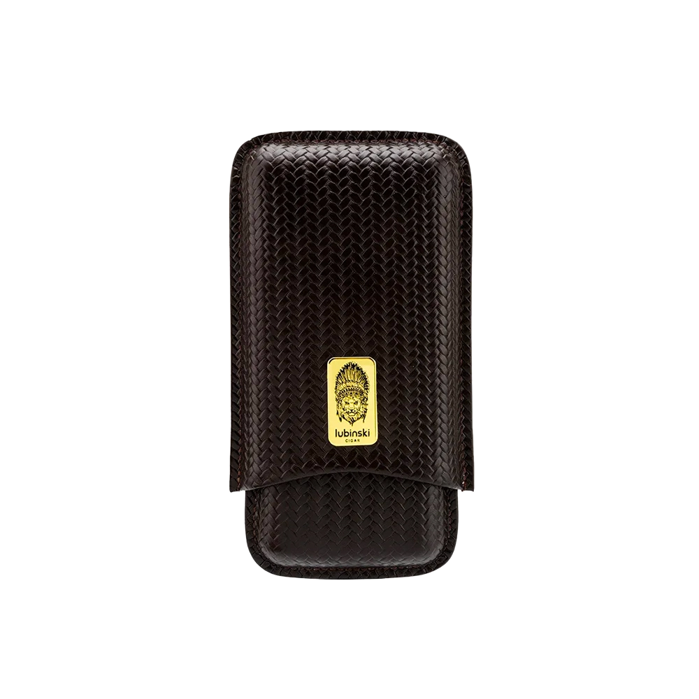 Étui pour 3 cigares en cuir de vache marron, compact et élégant, offrant une protection optimale pour vos cigares lors de vos déplacements.