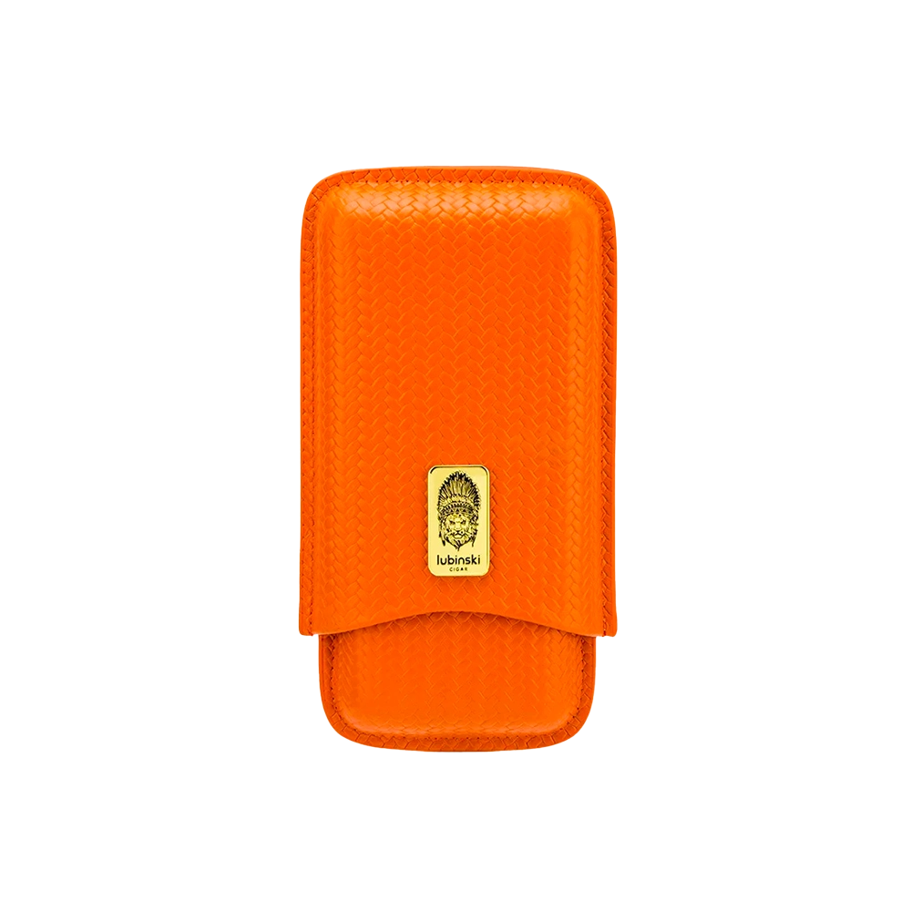Étui pour 3 cigares en cuir de vache orange, compact et élégant, offrant une protection optimale pour vos cigares lors de vos déplacements.