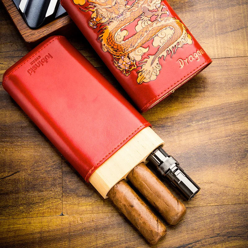 Étui 3 cigares en cuir et bois de cèdre ouvert, avec un cigare à l'intérieur.
