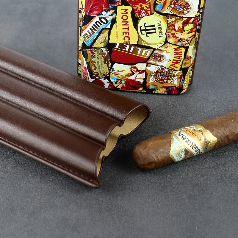 Étui 3 cigares en cuir de vache ouvert, avec un cigare à l'intérieur, parfait pour les amateurs.