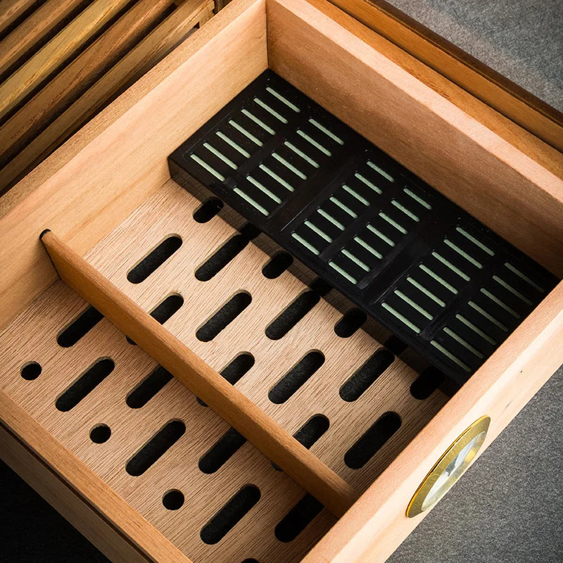 Humidificateur de la boîte à cigares humidor, assurant une humidité optimale pour la conservation des cigares.