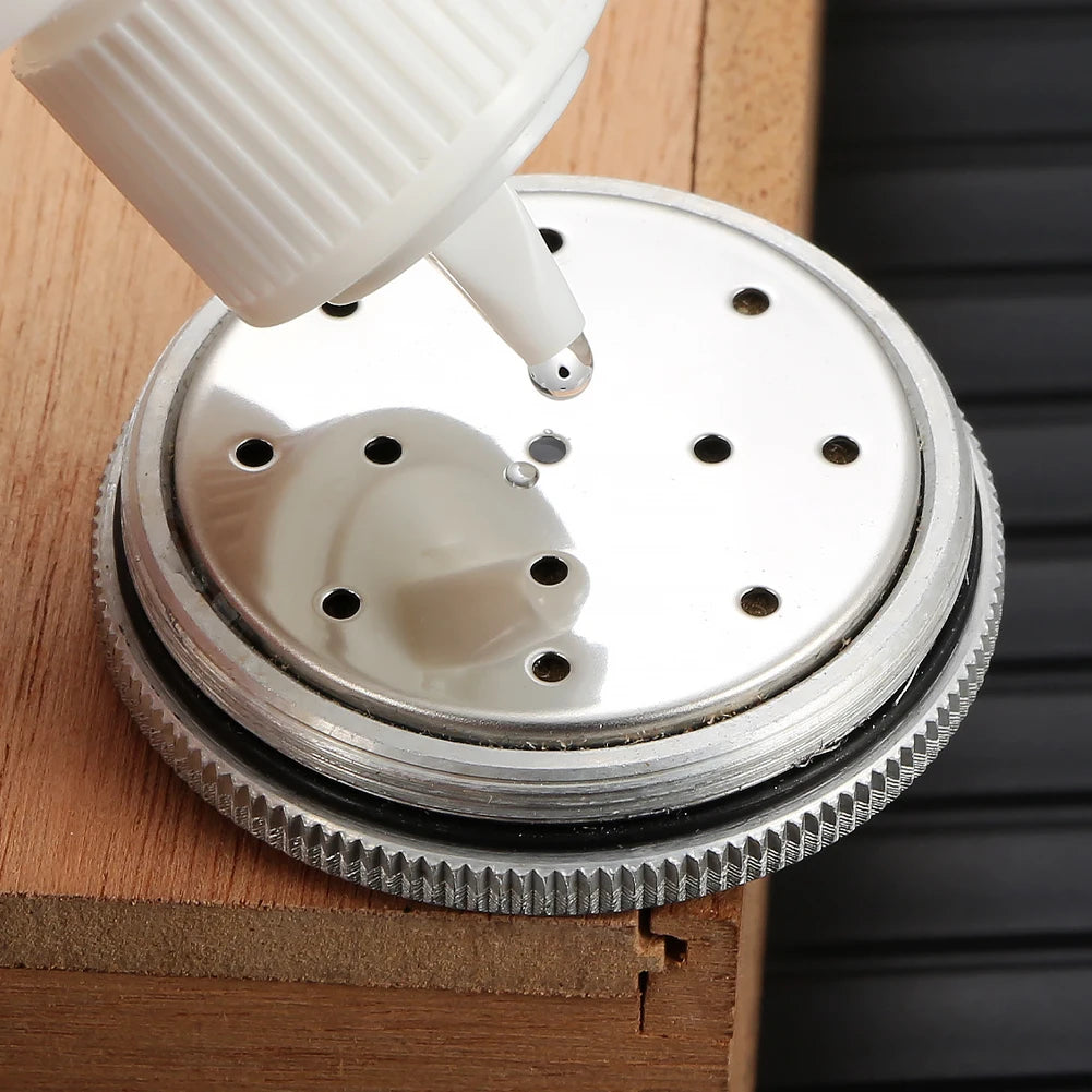 Détail de l'humidificateur intégré dans la jarre à cigares, garantissant une conservation parfaite de vos cigares pendant vos déplacements.