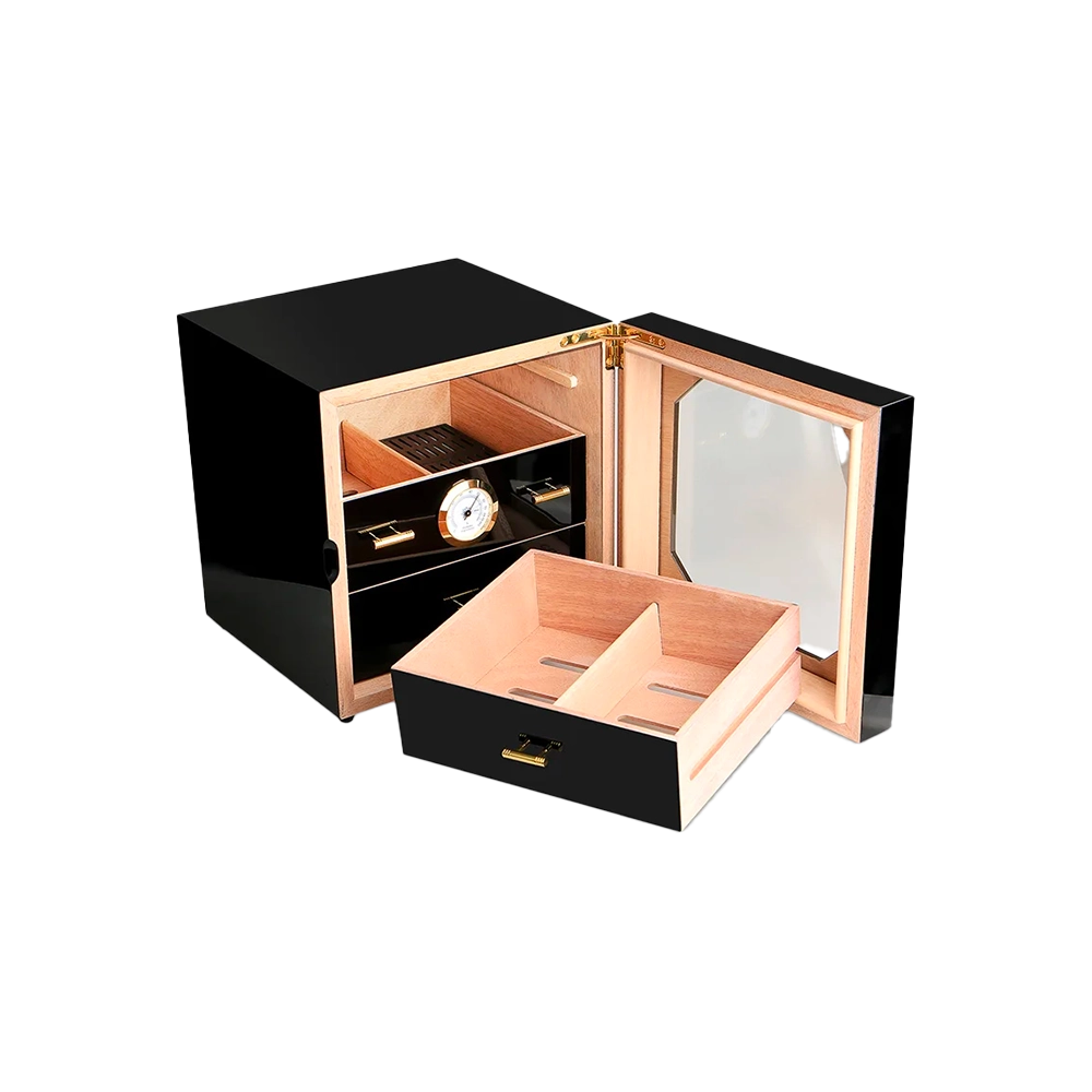 Humidor en bois de cèdre noir ouvert, montrant son espace de stockage généreux et son design soigné.