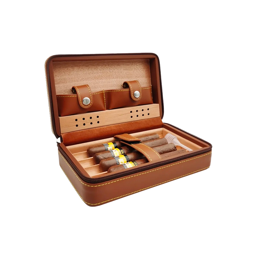 Humidor de voyage en cuir de vache ouvert, intérieur en bois de cèdre montrant l’espace pour les cigares.