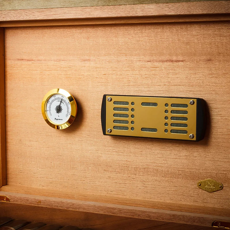 Hygromètre et humidificateur inclus avec la cave à cigares en bois de cèdre pour un contrôle parfait de l'humidité.