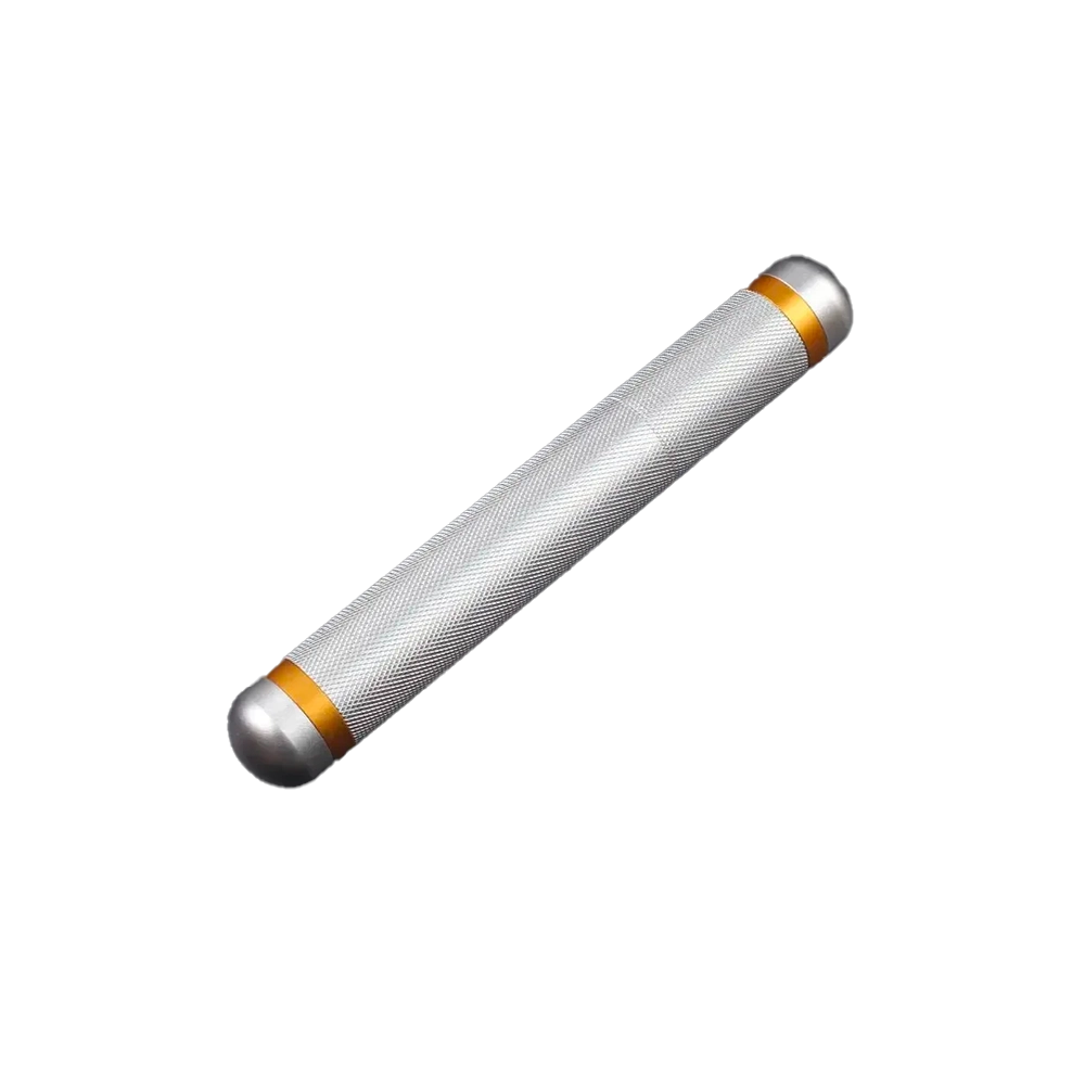 Tube à cigare en aluminium couleur argent, élégant et pratique pour transporter un cigare en toute sécurité.