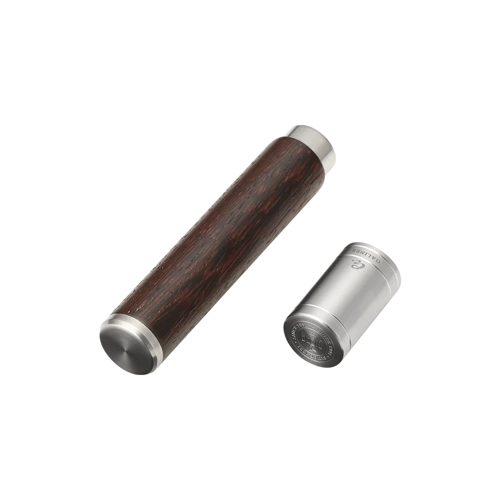 Tube à cigare en bois de couleur argent, parfait pour protéger et transporter un cigare avec raffinement.