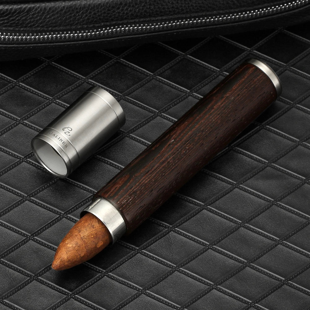 Tube à cigare en bois avec un cigare à l'intérieur, offrant protection et élégance pour vos précieux cigares.