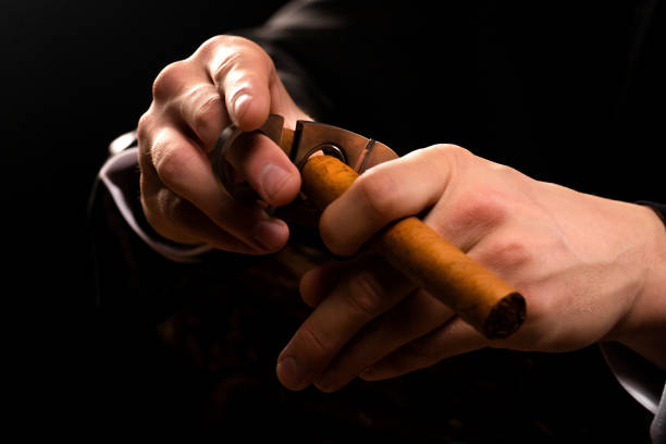 Comment couper un cigare correctement : Les outils et techniques indispensables