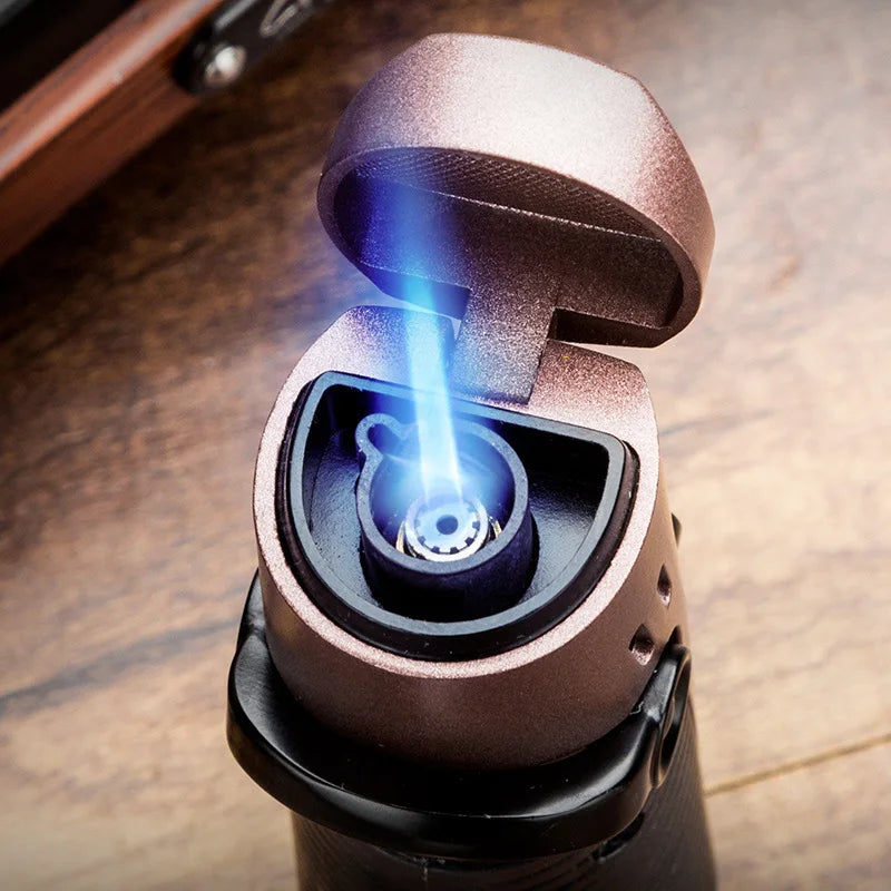 Briquet à gaz en fonctionnement, allumant un cigare avec une flamme puissante et efficace.