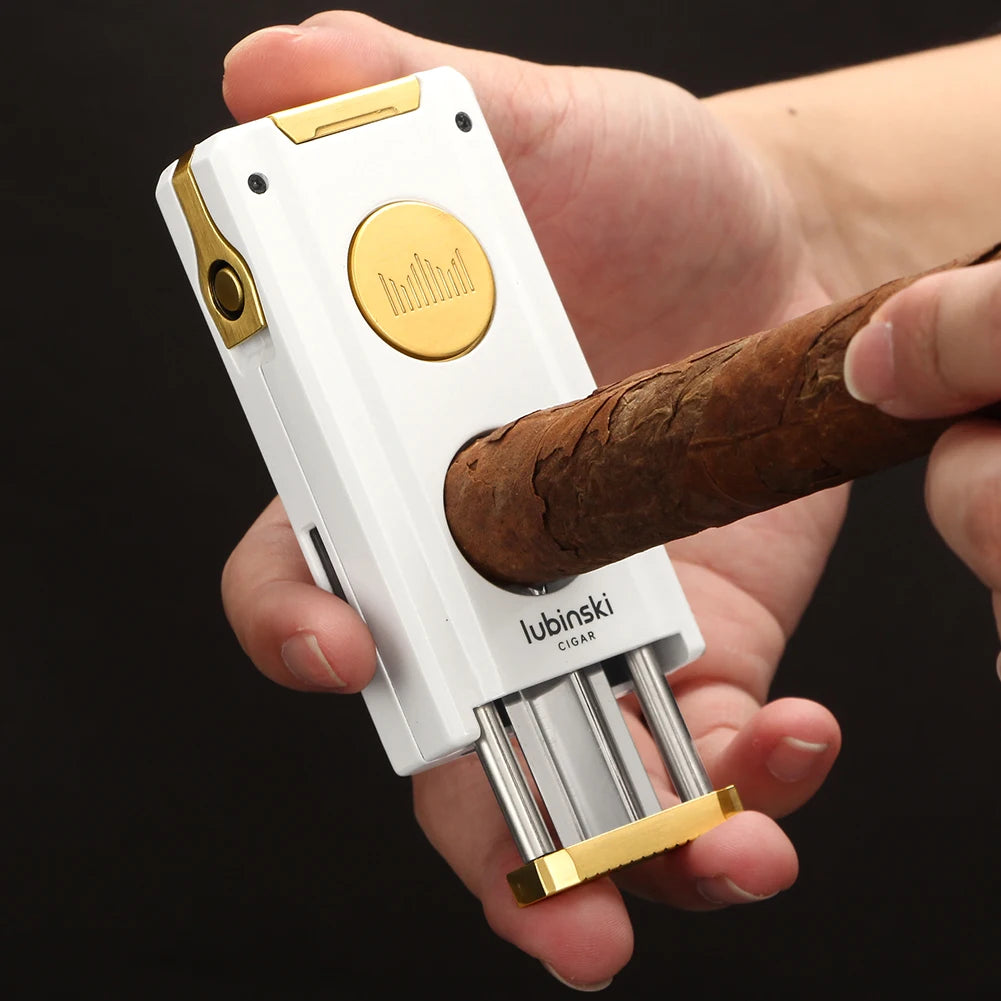 Utilisation du briquet à gaz avec coupe-cigare en V intégré pour une découpe précise.