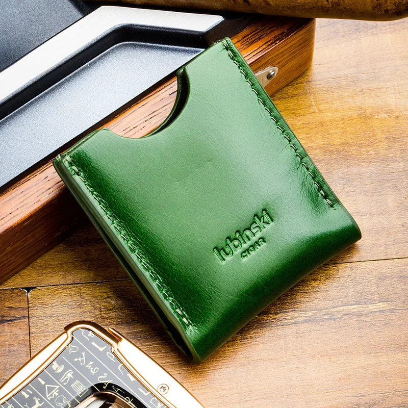 Pochette en cuir élégante pour coupe-cigare, offrant protection et style.